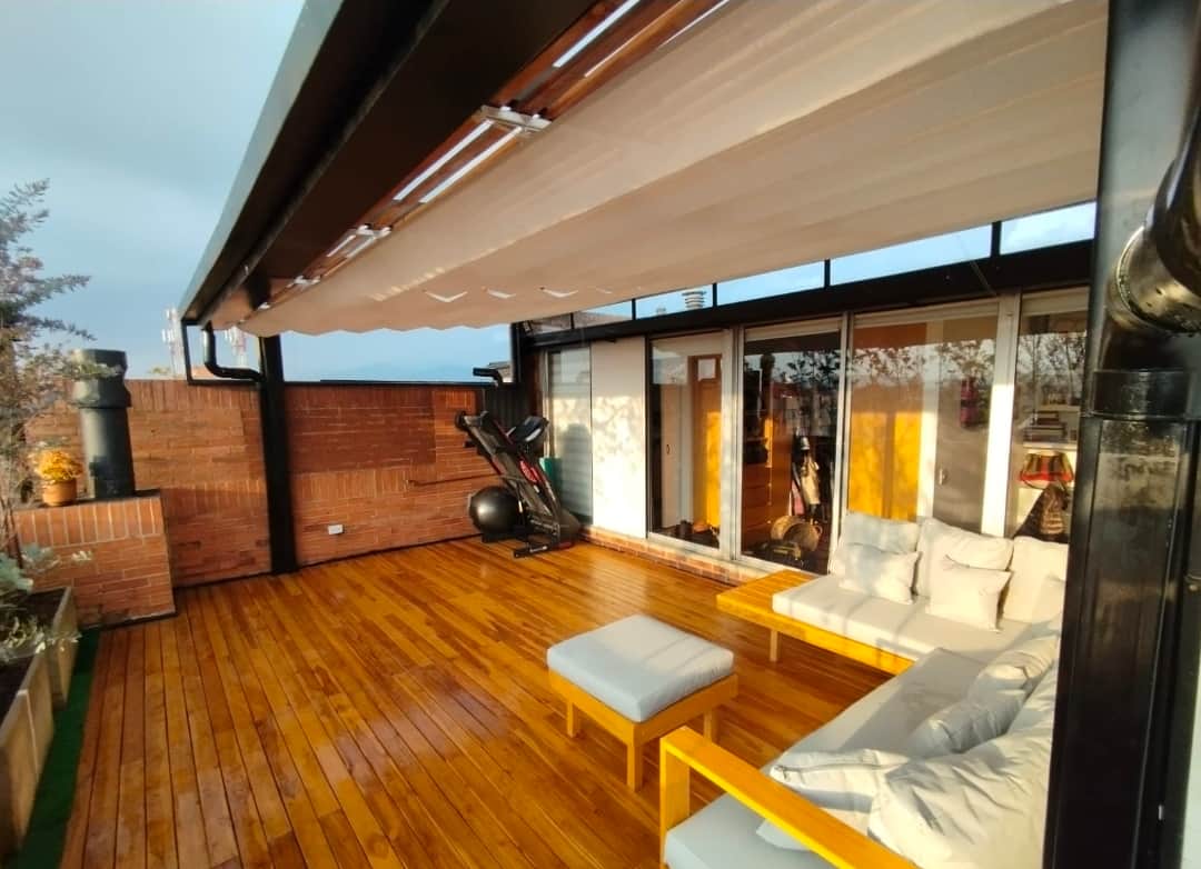Toldo romano instalado — vista frontal
